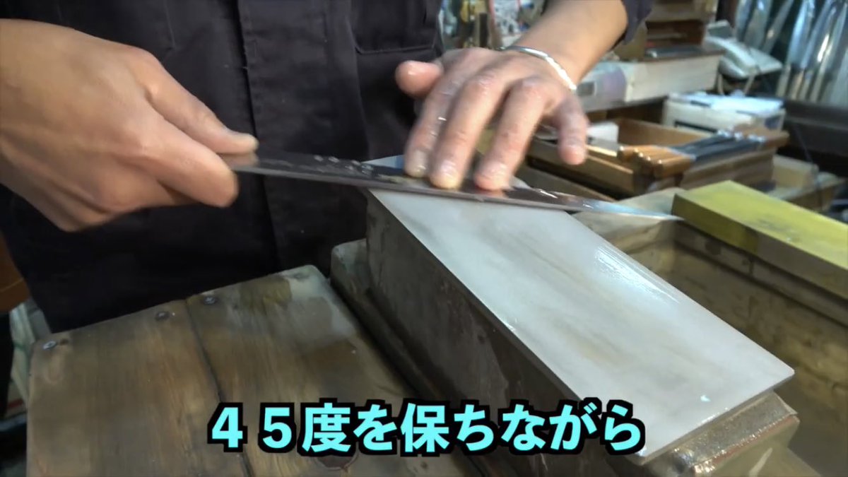 retrogamehearts's tweet photo. これまでも肉プロ橋本さん(@niku_pro_)の動画内で幾度となく紹介されている杉本刃物さんの貴重なお話です！

バスケも包丁も左手は添えるだけ👍✨

【永久保存版‼】新しい包丁(相棒)を買いに杉本に行って包丁の研ぎ方、選び方、東京と関西の違いを熱く語ってもらいました https://t.co/7SVlTzyJ0h https://t.co/8fGg5ZrocW