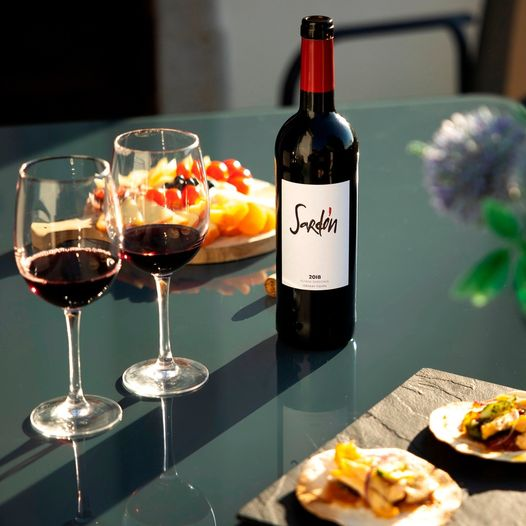 QuintaSardonia's tweet photo. ¡Descorcha una botella de #Sardon y disfruta del fin de semana con todos sus matices! 🍷
#GrupoTerrasGauda #SomosTerrasGauda #wine #winemoments #winelovers #SardondeDuero #QuintaSardonia https://t.co/H3Is14fw1k