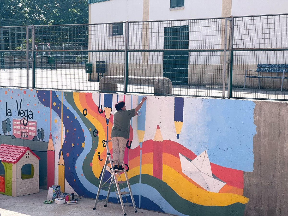 colevirgenvega's tweet photo. #WorkinProgress ⚠️🚧

Continúa la decoración del muro 🎨 en la nueva zona del patio por nuestra profe @inflogo1 

Una zona añadida al espacio dedicado a #EducaciónInfantil y que pronto podrán disfrutar con la remodelación definitiva.

#SerporEncimadeParecer
#EspaciosqueInspiran https://t.co/zwKUJMSQ0c