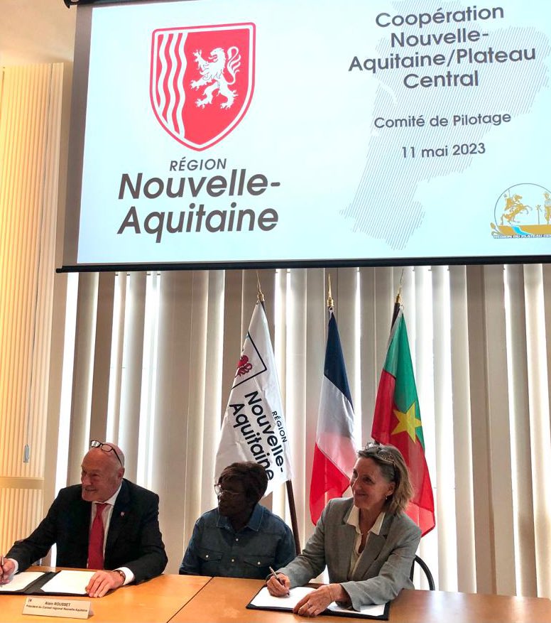 Anne de Soucy (@annedesoucy1) on Twitter photo 👏signature d une nouvelle FICOL avec la Région Nouvelle-Aquitaine pour développer l accès à l #énergie en milieu rural au Burkina Faso 🇧🇫 🇫🇷 🙏 Pascal Duforestel Jean-Michel Arrivé et équipes <a href="/J_Depuydt/">Julie Depuydt</a> @catherine_simo <a href="/AFD_France/">Agence Française de #Développement (AFD) 🇫🇷 🇪🇺</a> <a href="/expertisefrance/">Expertise France</a> <a href="/francediplo/">France Diplomatie 🇫🇷🇪🇺</a> <a href="/B_Leclerc_AFD/">Leclerc Bruno</a> 👏signature d une nouvelle FICOL avec la Région Nouvelle-Aquitaine pour développer l accès à l #énergie en milieu rural au Burkina Faso 🇧🇫 🇫🇷 🙏 Pascal Duforestel Jean-Michel Arrivé et équipes <a href="/J_Depuydt/">Julie Depuydt</a> @catherine_simo <a href="/AFD_France/">Agence Française de #Développement (AFD) 🇫🇷 🇪🇺</a> <a href="/expertisefrance/">Expertise France</a> <a href="/francediplo/">France Diplomatie 🇫🇷🇪🇺</a> <a href="/B_Leclerc_AFD/">Leclerc Bruno</a>
