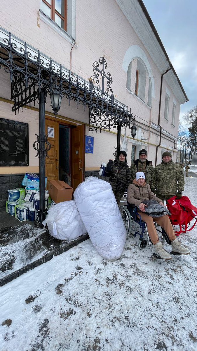 SamariaRF's tweet photo. Olemme saaneet Ukrainasta lukuisia kuvaterveisiä, joissa ihmiset kiittävät saamistaan lahjoitustavaroista ja avusta. Ihmiset kiittelevät lämpimistä peitoista, myös matot ovat löytäneet paikkansa. Onnellisia uusien kenkien saajia on kaiketi jo 8000.
https://t.co/vmagV04pXy https://t.co/fbGwmxdDTP