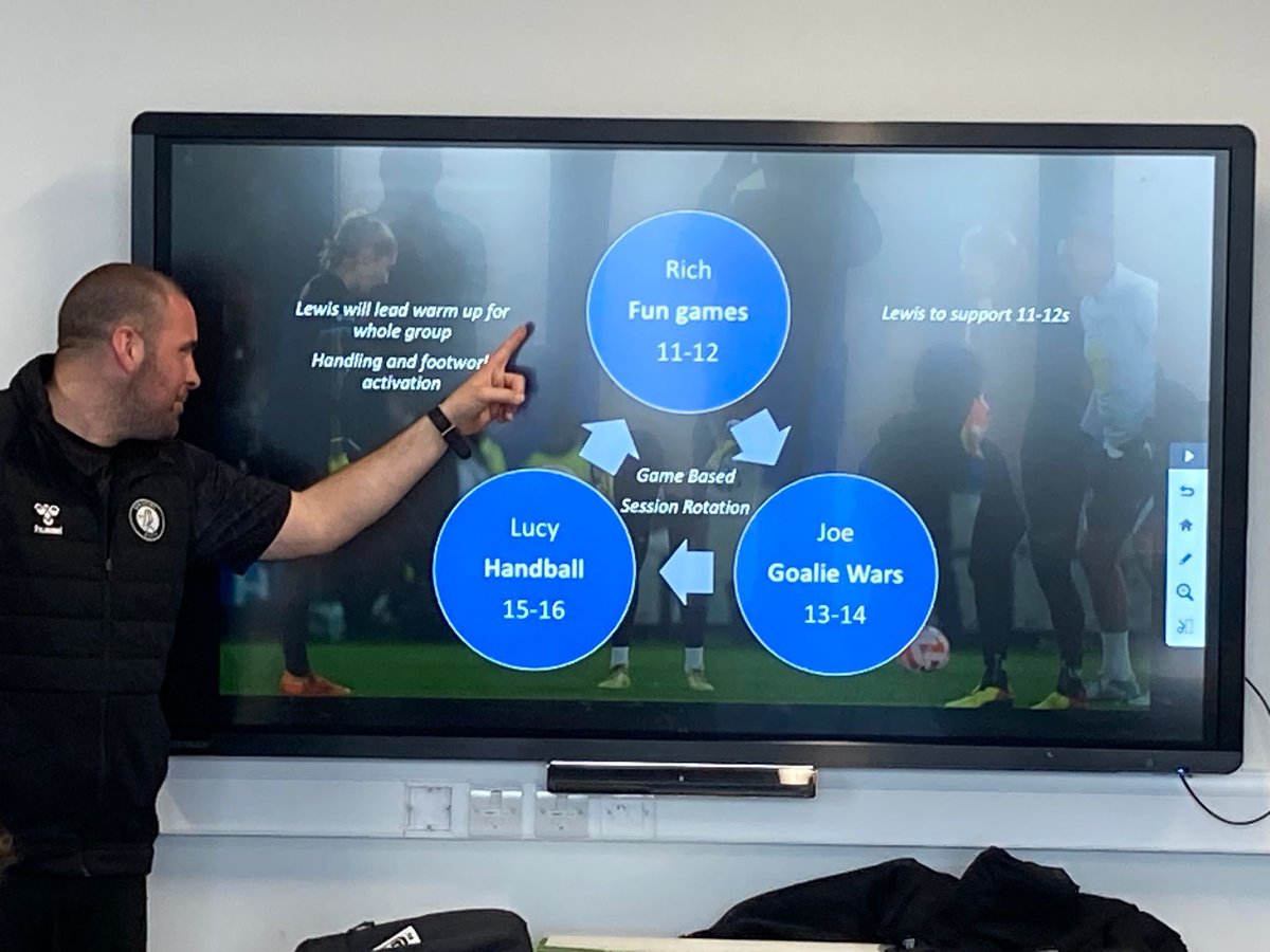 SteveLilley4's tweet photo. The FA’s Women’s &amp; Girl’s High Performance Centres are holding another Goal Keeper Training Day for girls aged 11 - 16 years

DATE: Wed 31st May
TIMES: 10am - 3pm
VENUE: Oxstalls Sports Park, Gloucester

Email @richduffy1981 on richduffy@hotmail.co.uk

Retweets appreciated ⚽️👍 https://t.co/DotMVUJsQI