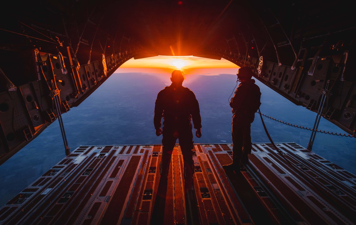 TheParachuteReg's tweet image. Living up to their Motto, ‘First In’, the Paras&apos; specialised troops, Pathfinders, jumped from a
@RoyalAirForce C17 over Estonia. The Pathfinders (PF) are @16AirAssltBCT &apos;s advance reconnaissance force deployed on #SwiftResponse23 along with 15 other
@NATO allies @_6BPD_ 🟦🆎🇪🇪🇬🇧