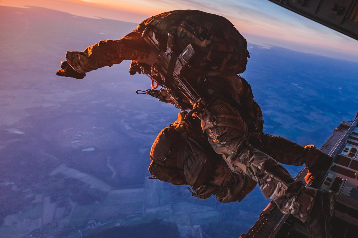 TheParachuteReg's tweet image. Living up to their Motto, ‘First In’, the Paras&apos; specialised troops, Pathfinders, jumped from a
@RoyalAirForce C17 over Estonia. The Pathfinders (PF) are @16AirAssltBCT &apos;s advance reconnaissance force deployed on #SwiftResponse23 along with 15 other
@NATO allies @_6BPD_ 🟦🆎🇪🇪🇬🇧