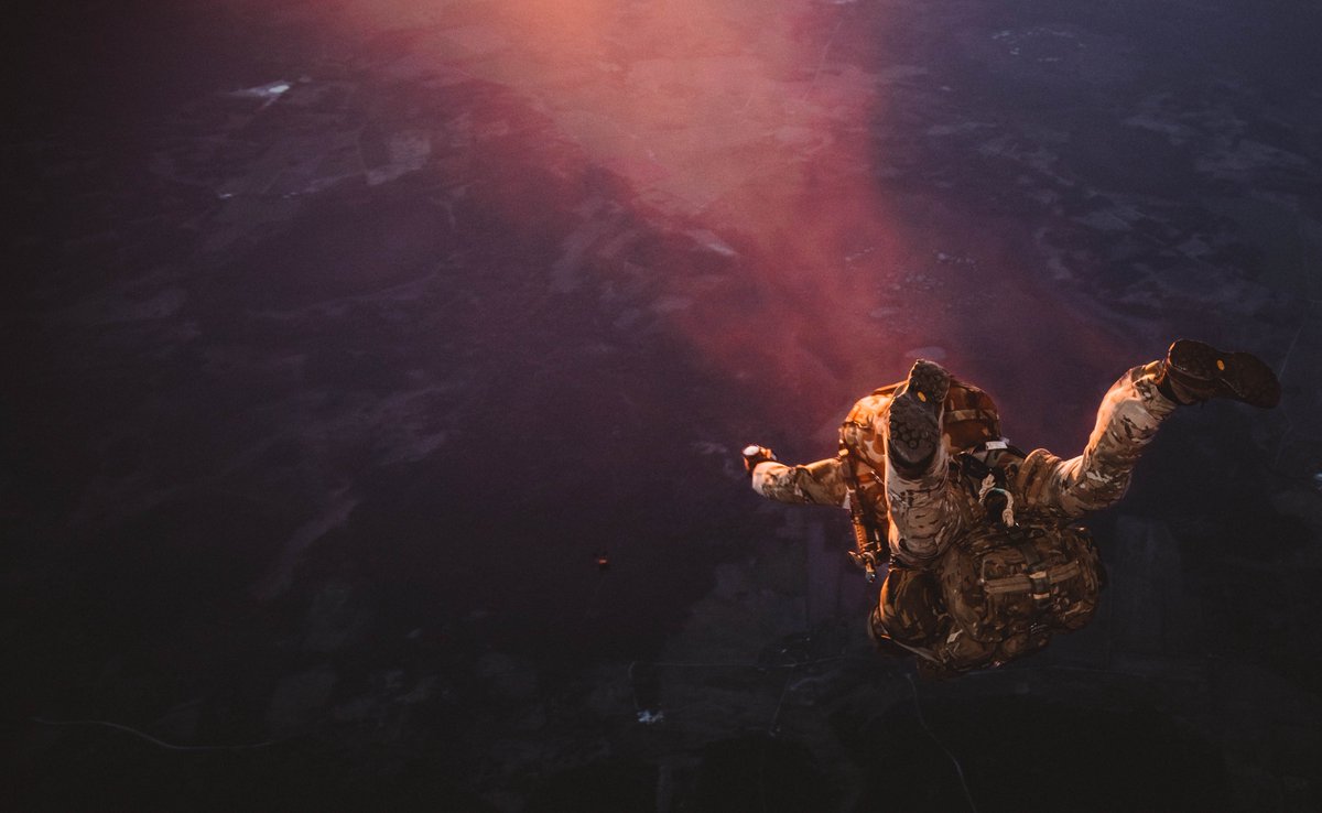 TheParachuteReg's tweet image. Living up to their Motto, ‘First In’, the Paras&apos; specialised troops, Pathfinders, jumped from a
@RoyalAirForce C17 over Estonia. The Pathfinders (PF) are @16AirAssltBCT &apos;s advance reconnaissance force deployed on #SwiftResponse23 along with 15 other
@NATO allies @_6BPD_ 🟦🆎🇪🇪🇬🇧