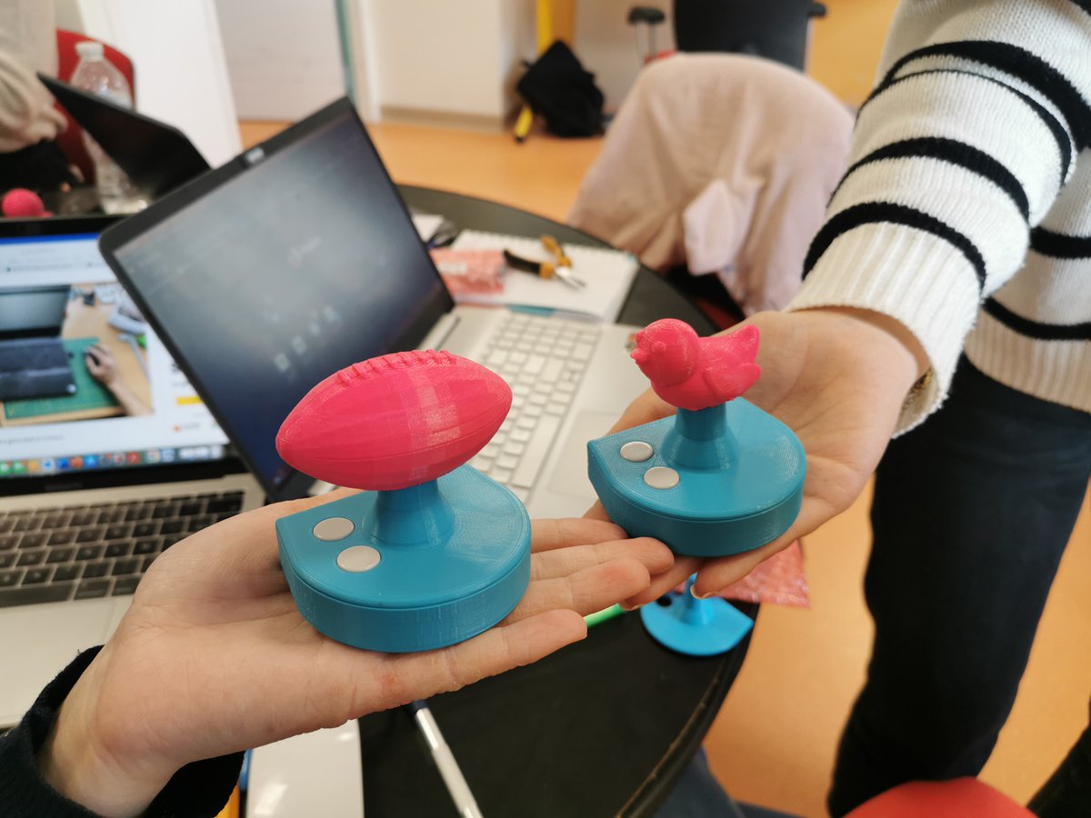 Hier, atelier fabrication numérique avec 8 étudiants ergothérapeutes de #IPMR de #Nevers
Au programme, impression 3D et assemblage de notre dispositif de pointage gyroscopique open source #Joytojoy
Les futurs collègues sont repartis avec chacun un exemplaire de leur création