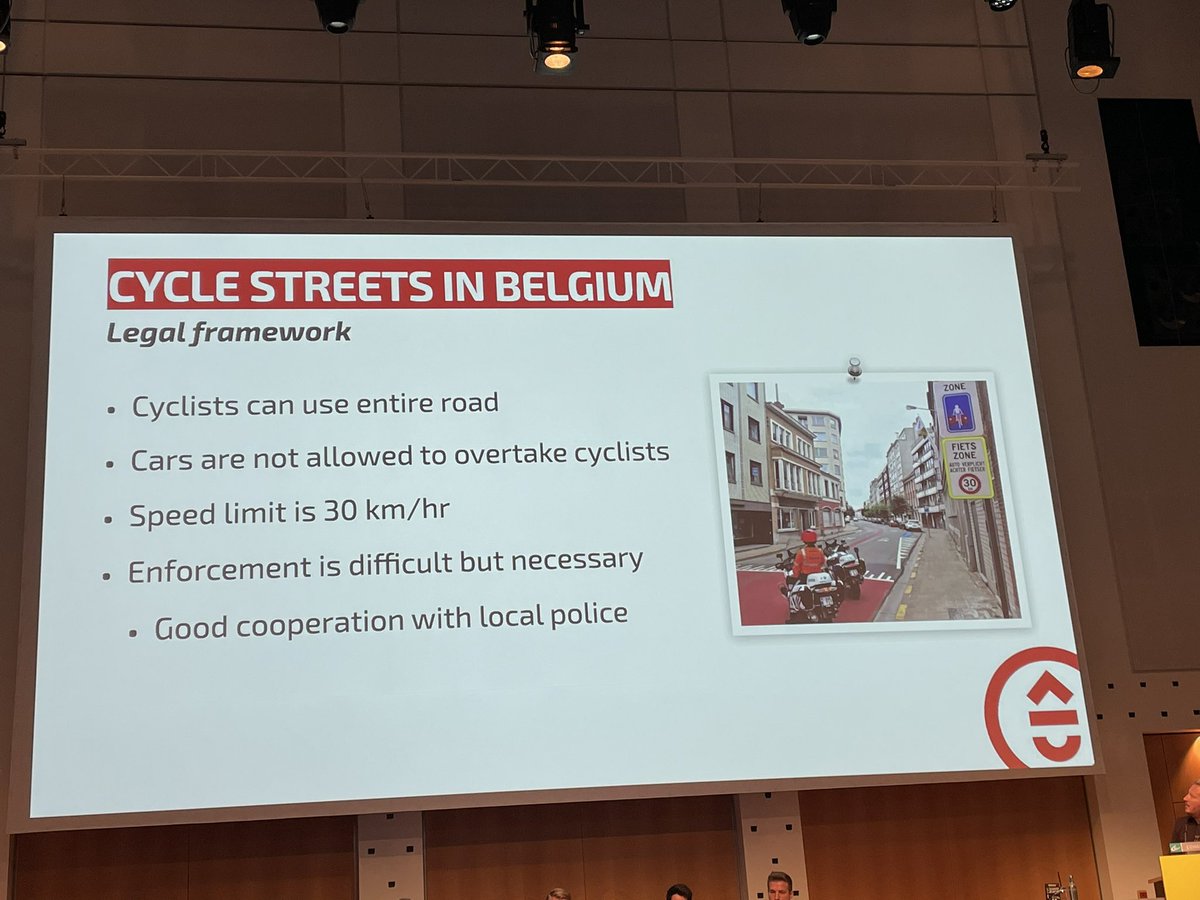 Waar Vlaanderen goed in is: #fietsbeleid én realisaties. <a href="/WoutBaert/">Wout Baert 🚲</a> van kenniscentrum voor fietsen <a href="/FietsberaadVL/">Fietsberaad Vlaanderen</a> zit op wereldcongres #VC23 sessie voor over #fietsstraten. <a href="/AxelWeydts/">Axel Weydts</a> licht goede praktijk #fietszone Kortrijk toe.
<a href="/LydiaPeeters/">Lydia Peeters</a>