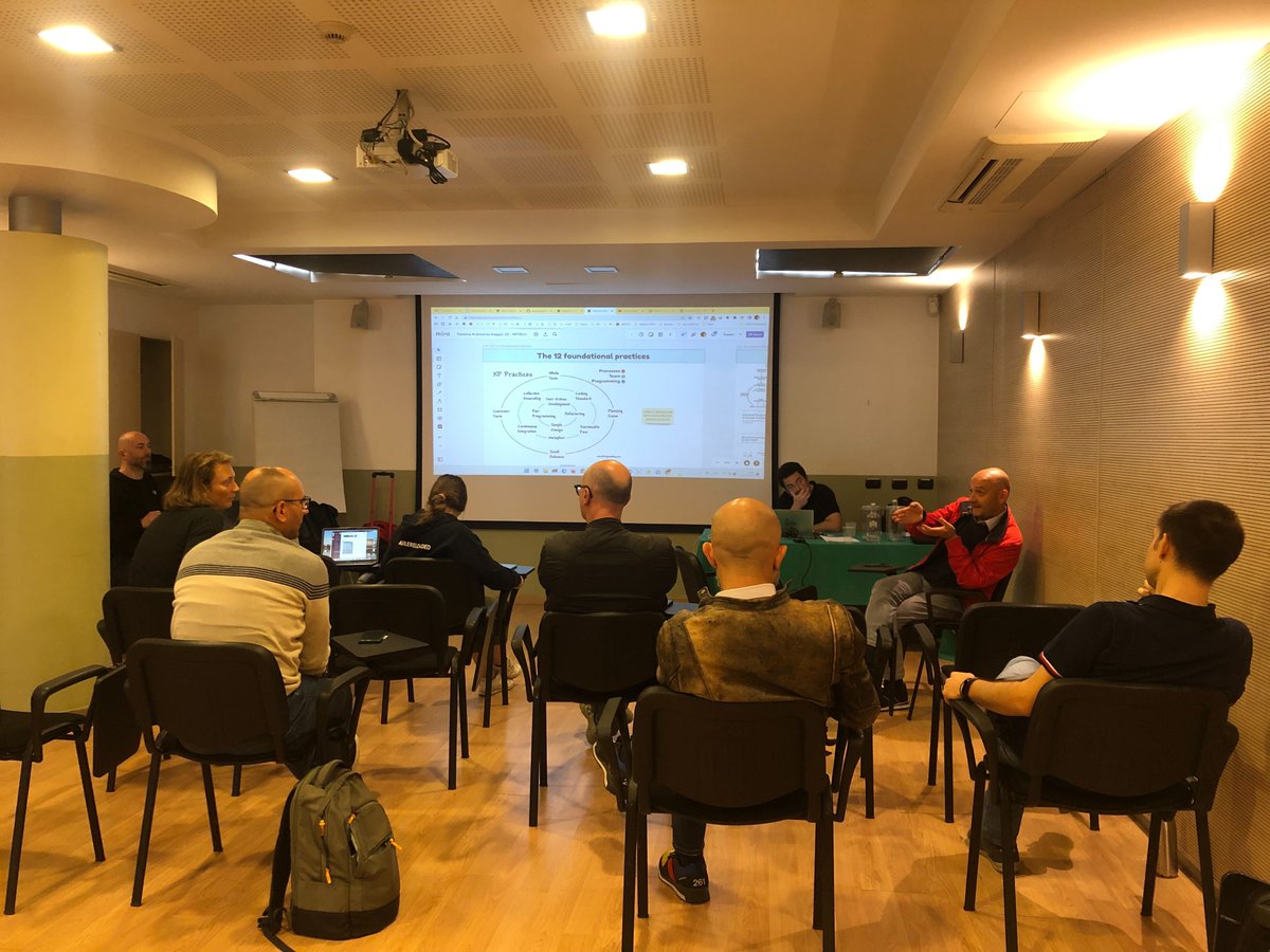agilereloaded's tweet image. È in corso la seconda giornata della Palestra di Agile Reloaded. Le palestre, ricordiamo, sono incontri in presenza dedicati all'approfondimento di tematiche legate al lavoro.
Per questa edizione, @jesuswasrasta accompagna il gruppo tra pratiche e valori dell'#ExtremeProgramming