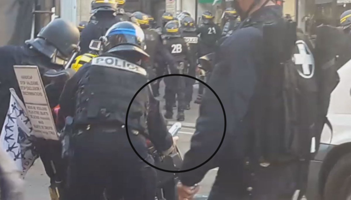 Capture d'écran de la vidéo du 30 ars 2019 de l'observatoire des pratiques policières de Toulouse qui a permis de prouver que c'est la police qui a manipulé mon fauteuil et produit mes blessures et que les policiers ont menti en prétendant que je leur avais foncé dessus par derrière et que je les avais blessé