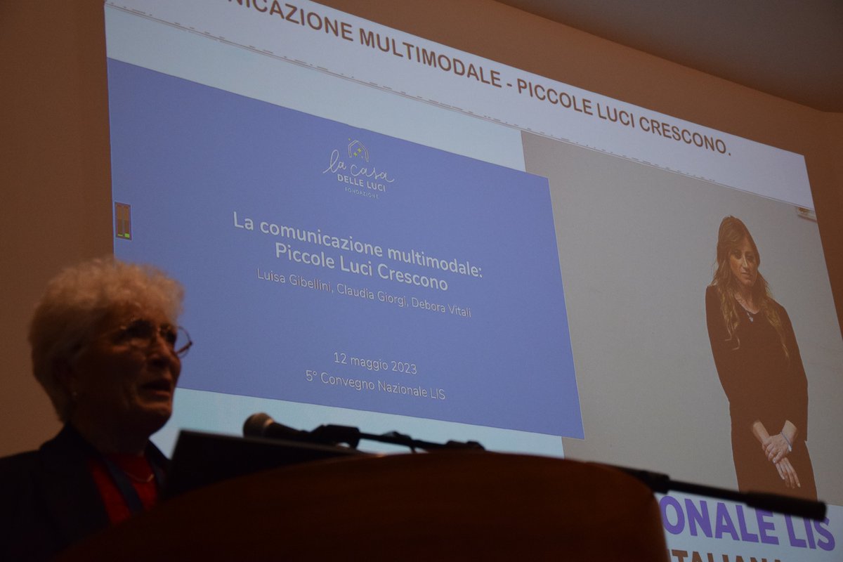 ENS_Italia's tweet image. 🤟 #5ConvegnoLIS La Pres. e logopedista Luisa Gibellini e le pedagogiste Claudia Giorgi e Debora Vitali presentano il progetto 'Piccole Luci Crescono' de ✨La Casa delle luci✨, spazio dove giovani e adulti con #disabilità comunicative gravi trovano autonomia grazie alla #LIS.
