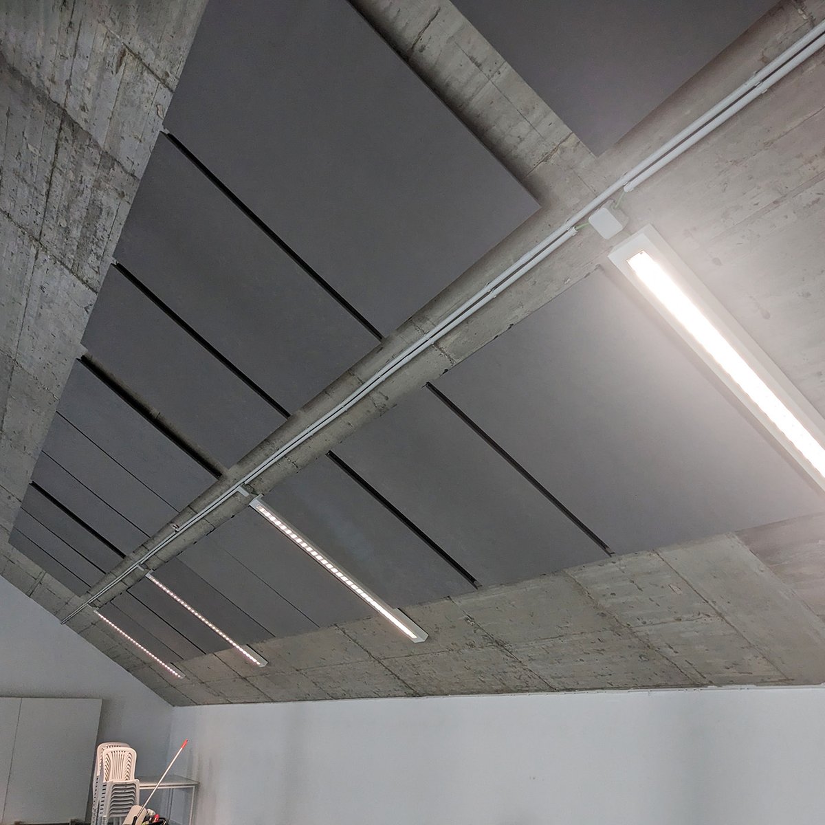 Introducing one of the latest projects by our partners @onlineacoustics for Almada Senior University.
With our sophisticated panels seamlessly integrated into the concrete ceiling, @onlineacoustics managed to reduce the reverberation time.