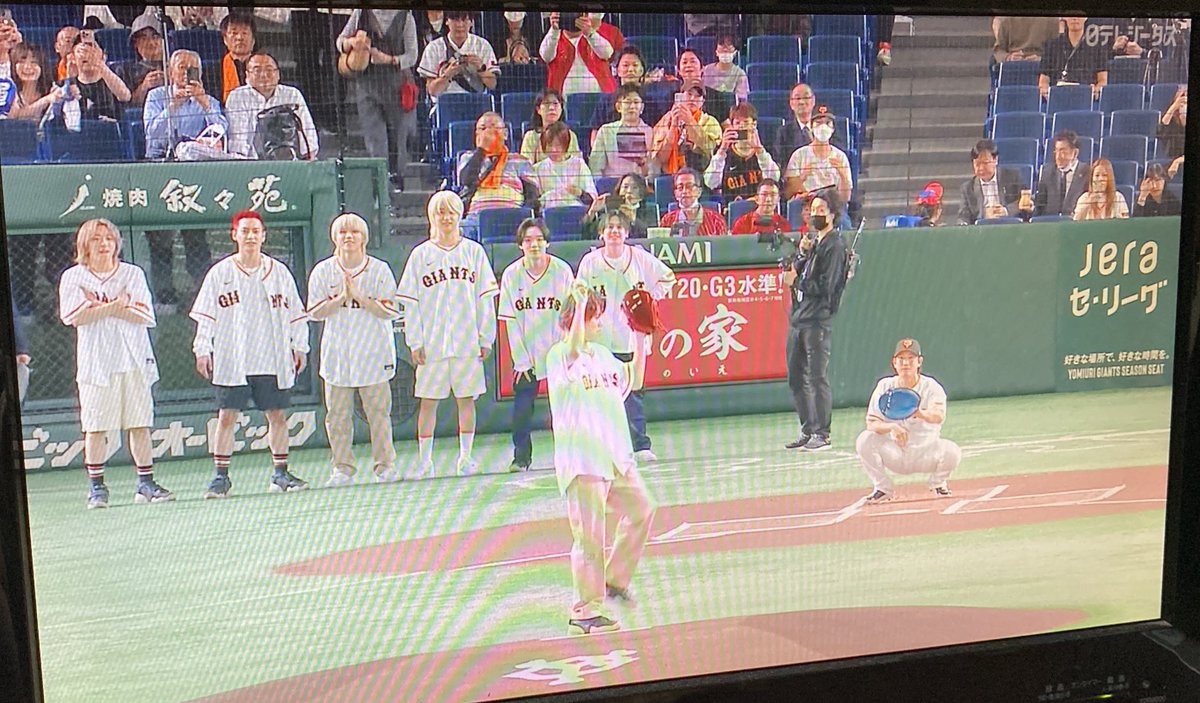 Lillie_besty's tweet photo. LEOくんの始球式🥺
野球少年だった彼は
アーティストになって
東京ドームのマウンドに
立つ日が来るなんて
想像してもみなかっただろうなぁ。
尊すぎる🥹🥹🥹
後ろでわちゃわちゃする6人も
可愛すぎるのよ…
#BEFIRST_LEO
#始球式
#東京ドーム
#berirst https://t.co/Z8oOY78zSn