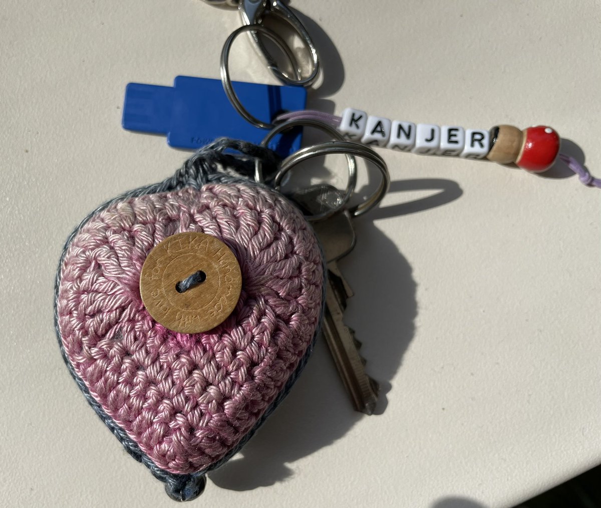 EllenHeer's tweet photo. Deze sleutelhangers zijn van mijn werk. En ze herinneren me er dagelijks aan dat het werken in de (ouderen)zorg iets is om trots op te zijn. Respect voor alle collega’s: jullie zijn kanjers en doorzetters. Bedankt en wees trots op jezelf. #dagvandeZorg #BrabantZorg https://t.co/PdutqUGltZ