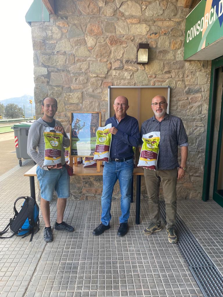 consorcibages's tweet photo. 👉 Continua la Setmana Internacional del Compost #ICAW2023 i les deixalleries mòbils continuen regalant #compost a les persones usuàries.
Ahir també en van rebrer els assistents al Consell Plenari del Consorci.
Allò que era de la terra torna a la terra 🪴🌺🥦🍎🍓
#reciclar https://t.co/KOC2t1bw0L