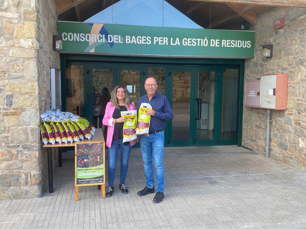 consorcibages's tweet photo. 👉 Continua la Setmana Internacional del Compost #ICAW2023 i les deixalleries mòbils continuen regalant #compost a les persones usuàries.
Ahir també en van rebrer els assistents al Consell Plenari del Consorci.
Allò que era de la terra torna a la terra 🪴🌺🥦🍎🍓
#reciclar https://t.co/KOC2t1bw0L