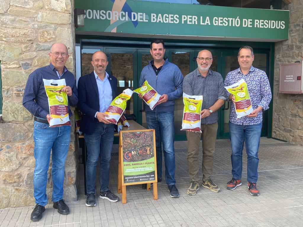consorcibages's tweet photo. 👉 Continua la Setmana Internacional del Compost #ICAW2023 i les deixalleries mòbils continuen regalant #compost a les persones usuàries.
Ahir també en van rebrer els assistents al Consell Plenari del Consorci.
Allò que era de la terra torna a la terra 🪴🌺🥦🍎🍓
#reciclar https://t.co/KOC2t1bw0L