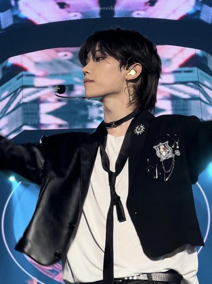 23 anos 
0 noivado 
1 relacionamentos
4 tatuagem 
2 piercing
2 pet
0 cirurgia 
1 emprego 
100000000 decepções
0 irmãos