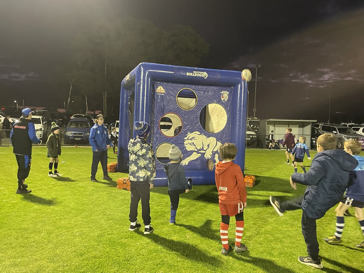 Beautiful night for footy at @northballarat for the @westernbulldogs Under 9’s! Didn’t even need to wear the Ballarat beanie tonight! Huge crowd which the @BallaratFNL would be happy with! Lots taking up the free raffle offer! @cityofballarat #under9s 🔴⚪️🔵