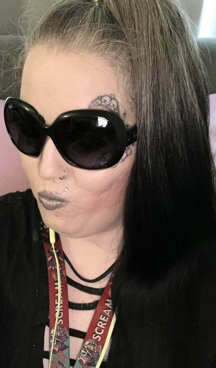 Staceylg25's tweet image. Just me rockin’ my #Raybans today! Mwah! #NOfilters #EverydayMakeup #NaturalMakeup #SassyStyle