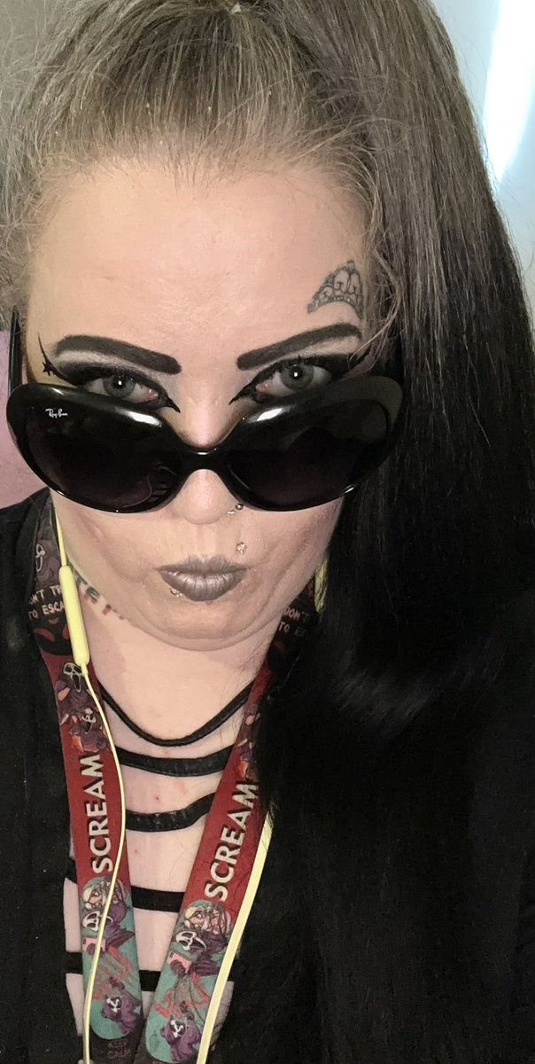 Staceylg25's tweet image. Just me rockin’ my #Raybans today! Mwah! #NOfilters #EverydayMakeup #NaturalMakeup #SassyStyle