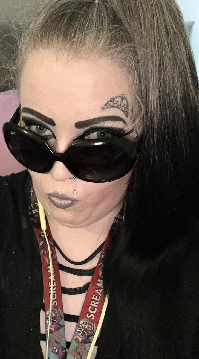 Staceylg25's tweet image. Just me rockin’ my #Raybans today! Mwah! #NOfilters #EverydayMakeup #NaturalMakeup #SassyStyle