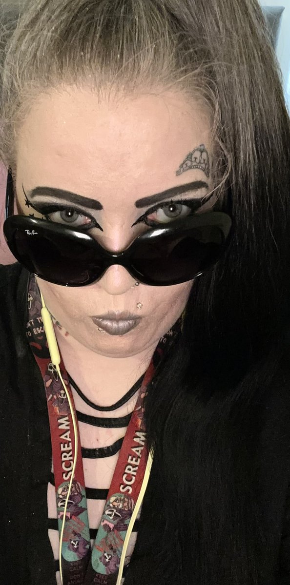 Staceylg25's tweet image. Just me rockin’ my #Raybans today! Mwah! #NOfilters #EverydayMakeup #NaturalMakeup #SassyStyle