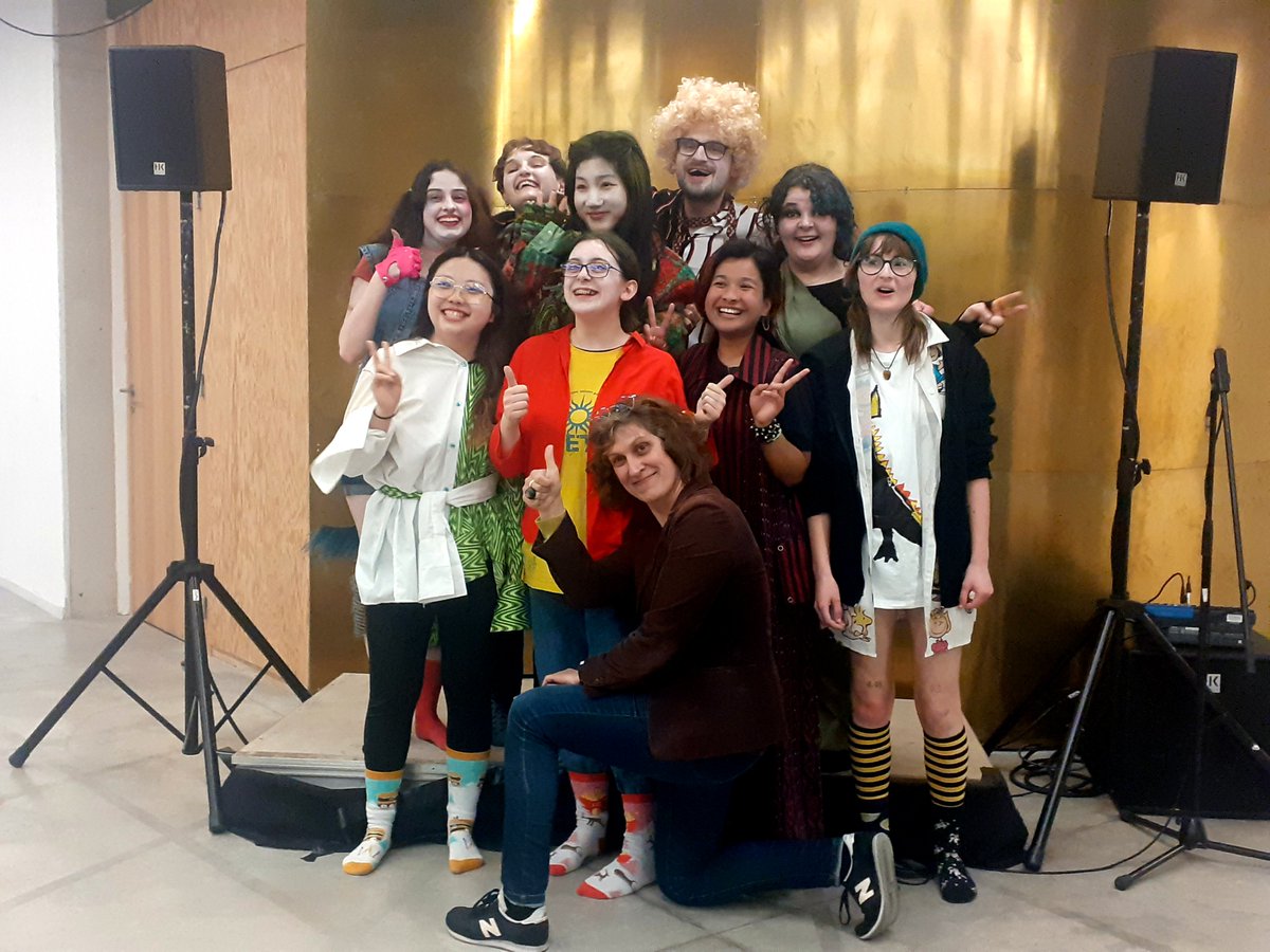 suac_urca's tweet image. À l'occasion de la cérémonie de clôture du festival Bulles à Brac Festival, les étudiant.e.s de l'atelier théâtre du SUAC de l'@universitereims, ont reçu le prix "Coup de cœur étudiant" pour la pièce "Et sinon... ça va ?". Merci à Nathalie Azam et @Crous_Reims pour l'organisation