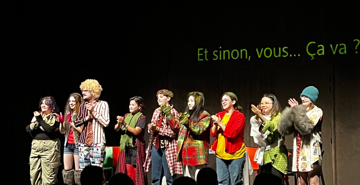 suac_urca's tweet image. À l'occasion de la cérémonie de clôture du festival Bulles à Brac Festival, les étudiant.e.s de l'atelier théâtre du SUAC de l'@universitereims, ont reçu le prix "Coup de cœur étudiant" pour la pièce "Et sinon... ça va ?". Merci à Nathalie Azam et @Crous_Reims pour l'organisation