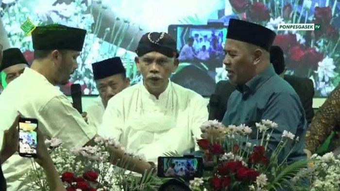 Alhamdulillah, Ustaz Hanan Attaki Dibaiat Masuk NU dlvr.it/SnwWhz