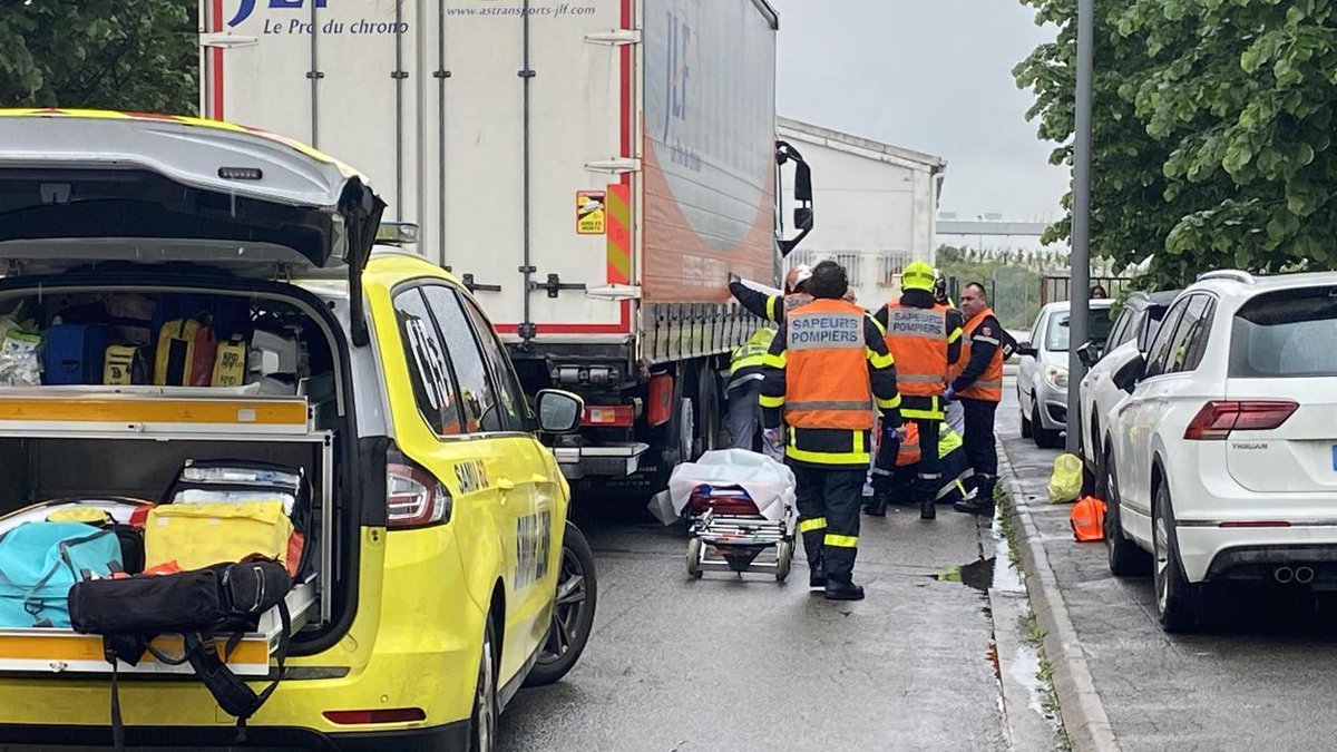 vdnbruay's tweet image. Une femme grièvement blessée après être passée sous les roues d’un camion sur la ZI de #Labourse... lavoixdunord.fr/1326779/articl…
#Faitsdivers