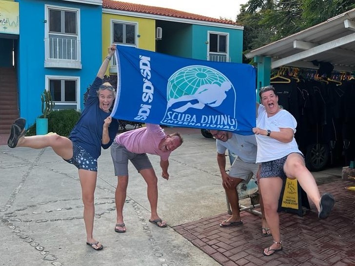 SDIdivers's tweet photo. It's Flag Friday and our divers are ready to raise the SDI flag high! Happy #DiveFlagFriday 💧

📷 @privatediversbonaire - "Flag Friday it is!! 🙌🏽🤿💙
Have a nice weekend and remember to blow bubbles 🫧 "

#SDIdivers #WeAreScubaDiving
#bonaire #bonairediving #divers #scuba https://t.co/W0NNNSDeAk