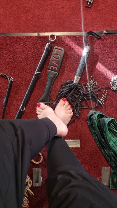 Yeah, get over and worship my feet!!! https://t.co/RPrdDGqD12
