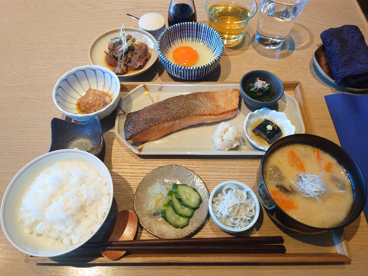 朝食 鮭定食 SioHotel's ホテルズ 表参道 都内代々木上原Sioの系列店で贅沢な朝食 脂の乗った大きな鮭は皮がパリパリサクサク🐟豚汁も味噌の香りと豚肉・野菜の旨味がたっぷり！！ こだわりの美味しい朝食です🙆 ご馳走さまでした✨2023年 外食