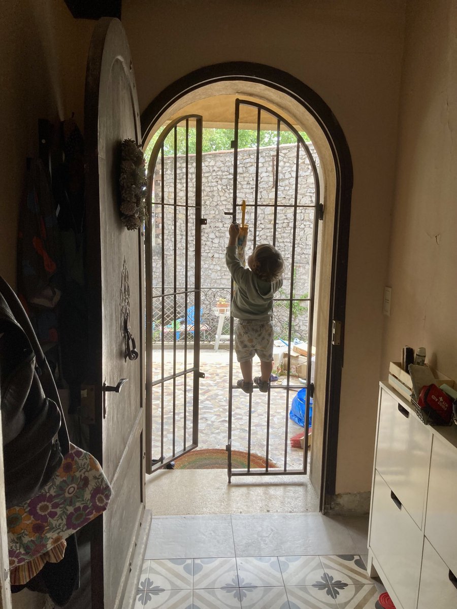 feetoutetrien's tweet photo. Je vs vois les parents de bb de qques mois avec vos « oh il rampe/marche😍 »
Ben dites vs qu’à 2 ans ça se transforme en Spiderman full incarné et encore il est monté 1 étage + haut et était s/ 1 jambe pr tirer la porte qd je l’ai trouvé
#VieDeDarons #spidermini https://t.co/Ut9InrNhp7