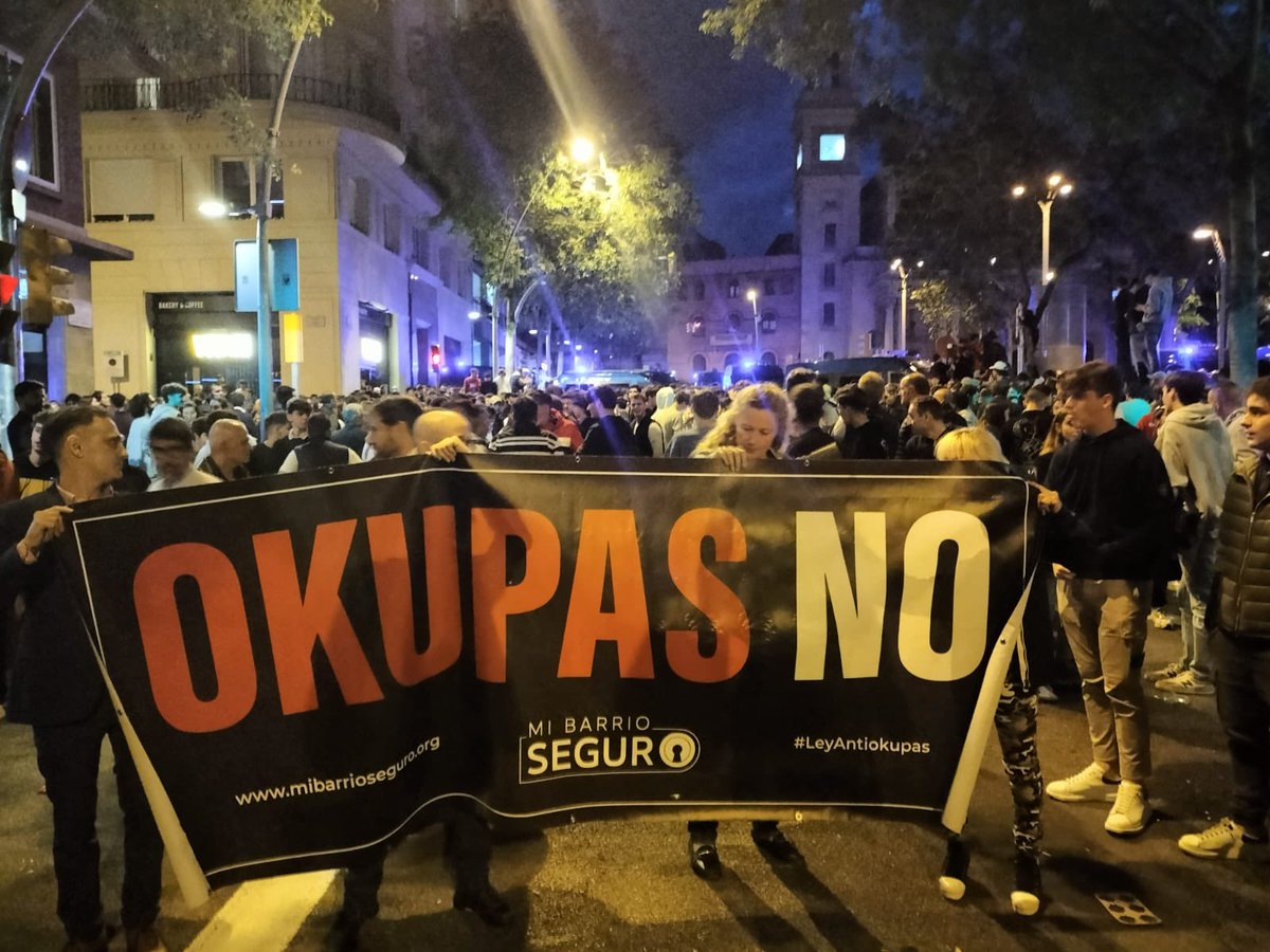 BarrioSeguroBCN's tweet photo. Sin miedo a nada y a nadie, dando voz y voto a los barceloneses contra la lacra de la okupación!! Queremos #BarriosSeguros y utilizaremos los medios legítimos y legales a nuestro alcance para ello. @AdaColau y @jaumecollboni son el problema de #BonanovaGate https://t.co/5BzVU6nZf1