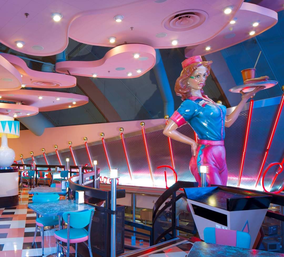 Preparati a viaggiare indietro nel tempo per un grande (ri)lancio: l'iconico frisbee del 1992 è di ritorno al ristorante Annette's Diner!🍔🥏
