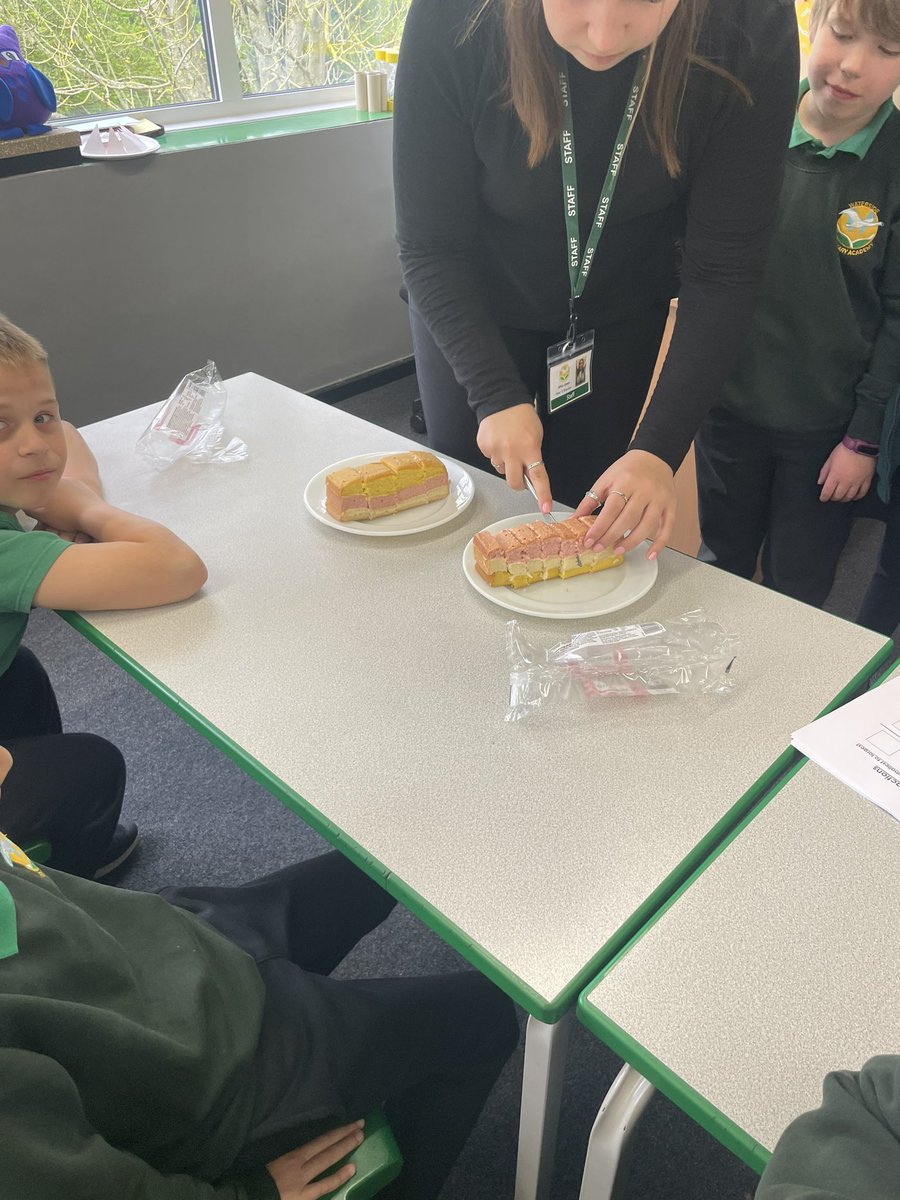 Mimram_WPA's tweet image. In maths lesson this morning we used cake to help us compare fractions!! We had to decide if we would rather a piece of cake that had been cut into quarters or a piece of cake that had been cut into eighths. I know which I would rather!! #WatersideMaths #funfractions