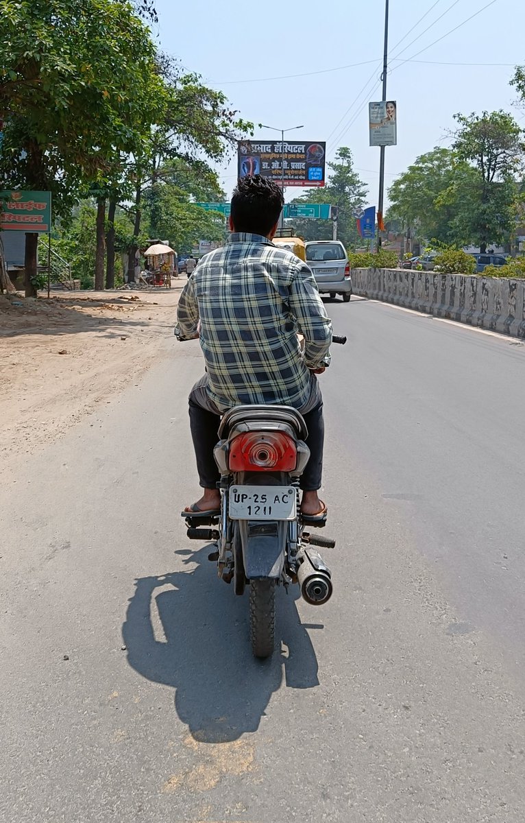 vishalmaurya03's tweet photo. No Helmet, Not having high-security no. plate and talking on phone while travelling not give pass to vehicle. Can any official tell what action should be taken on such act.@igrangebareilly @bareilly_nn @uptrafficpolice @bareillytraffic @Uppolice @bareillypolice @CommissionerBa1 https://t.co/hltoXanMeV