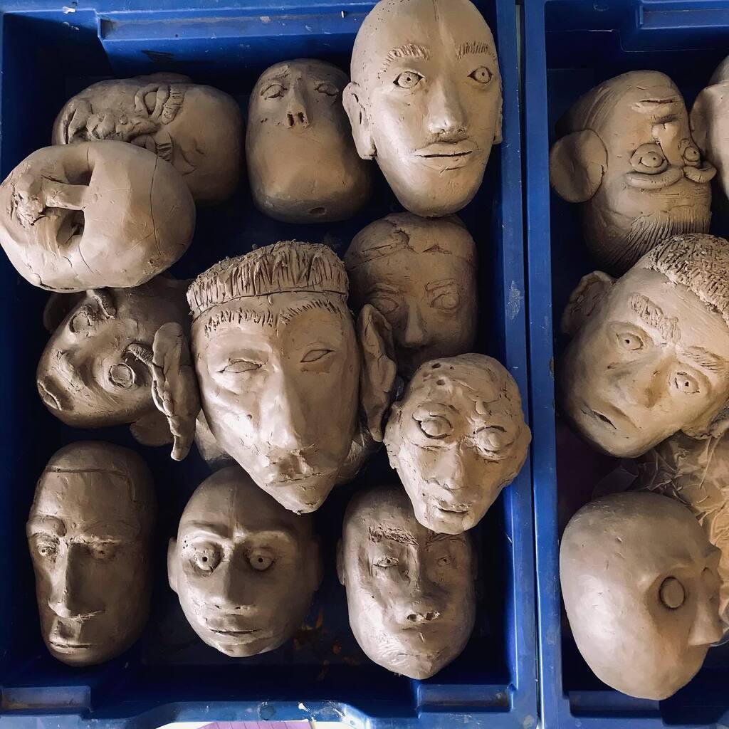 Amazing work by 9TW1 this morning! End of the week but still got it 👏🏽👏🏽👏🏽👌🏽
.
.
.
.
#clay #clayheads #clayart #portrait #3d #workinghard #artinschool #year9 
#bravo #drying #letitdry