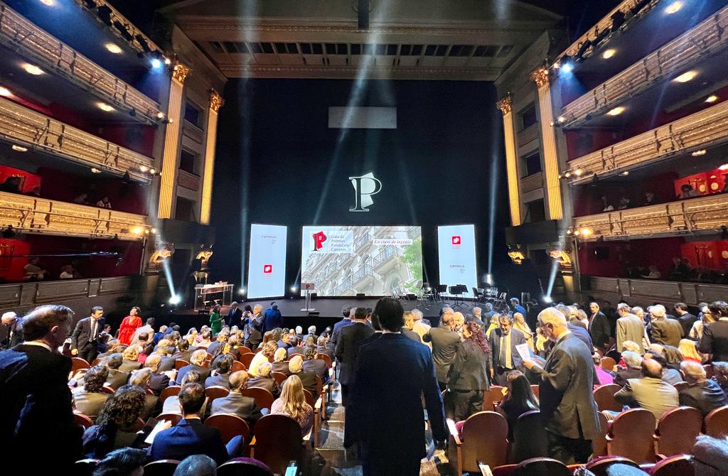 prodiex's tweet photo. Nuestro CEO, @juanmerino_ , presente en el @Teatro_Real para la Gala de Premios 2022 de la #FundaciónCaminos junto a @MarisolM_C , @AngelTurel y @baztan_j . 
#IngenieríaCivil #IngenierosDeCaminos @Colegiocaminos https://t.co/eEJLaTyWWk