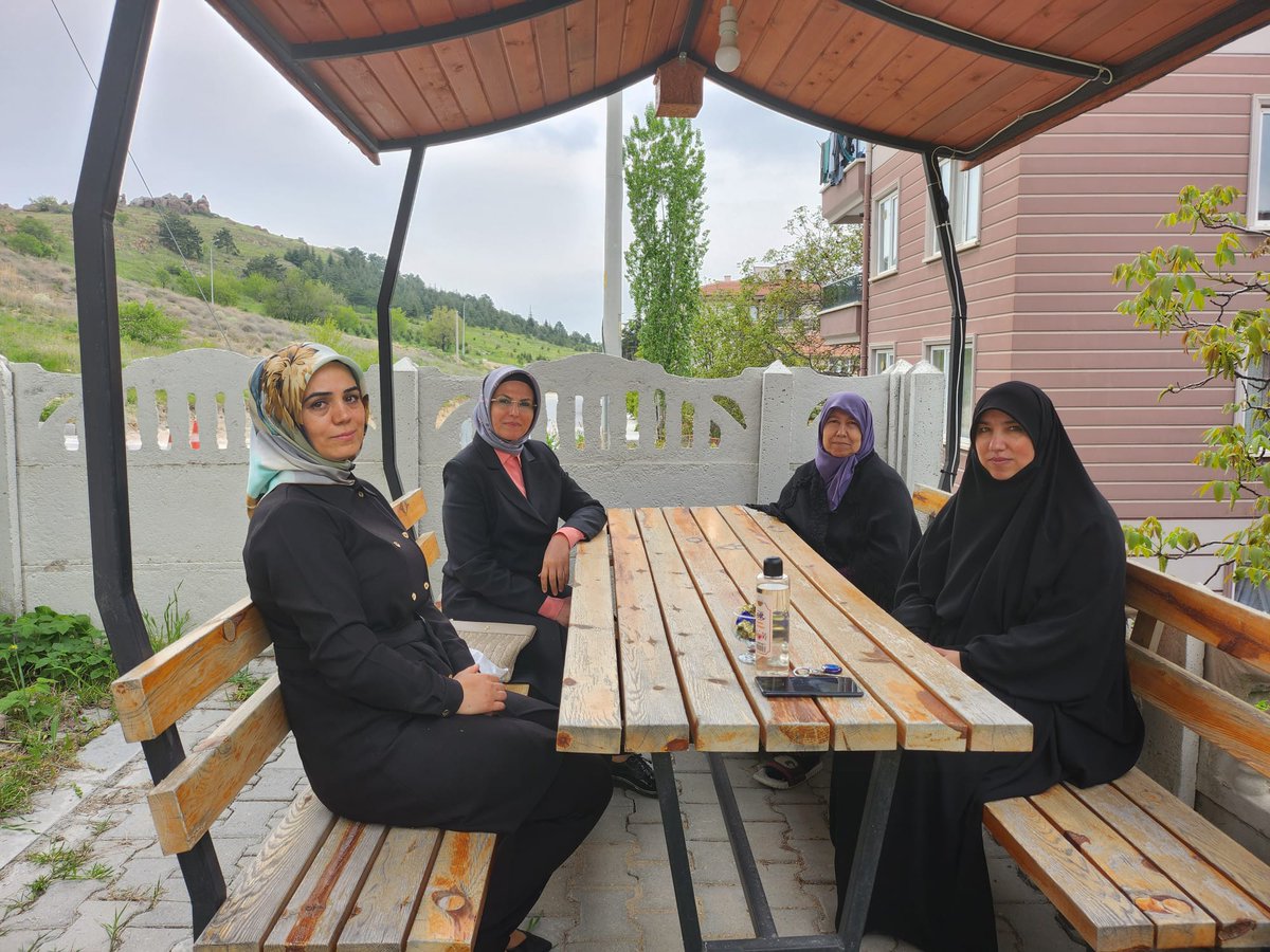 akkadinafyon's tweet photo. Vatan size minnettar.🇹🇷

Anneler Günü vesilesiyle Mv.@avaliozkaya'ın eşi Nur Özkaya ile birlikte yönetim kurulu üyelerimiz @buyukben_hilal ve @selmaacvsoglu ,Sakarya da meydana gelen patlamada şehit olan Fatih Manga’nın kıymetli ailesini ziyaret ettiler.

@pdoganaksoy_ https://t.co/k7mXH9BQGF