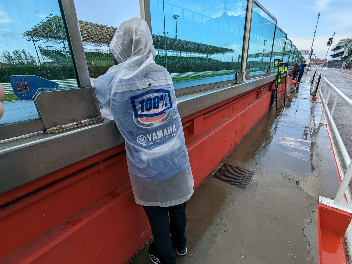 PataMaxusYamaha's tweet image. 🇮🇹🌧️ @toprak_tr54&apos;s Assistant Technician Tommy has been left out in the rain while @phil_marron and the rest of the crew remain warm and dry in the pit box... Grande Tommy, buon lavoro 💪 #YamahaRacing #WeR1 #TestingTesting