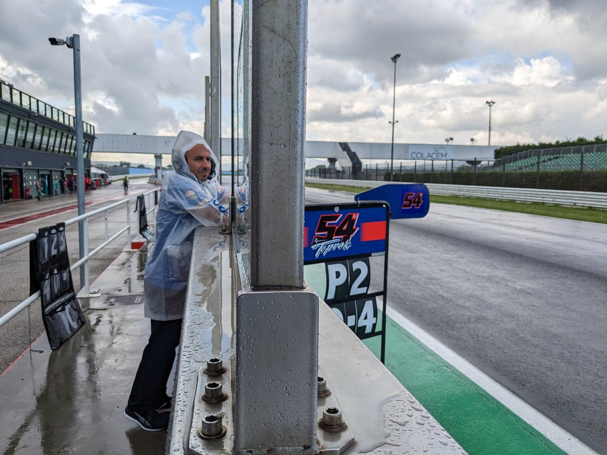 PataMaxusYamaha's tweet image. 🇮🇹🌧️ @toprak_tr54&apos;s Assistant Technician Tommy has been left out in the rain while @phil_marron and the rest of the crew remain warm and dry in the pit box... Grande Tommy, buon lavoro 💪 #YamahaRacing #WeR1 #TestingTesting
