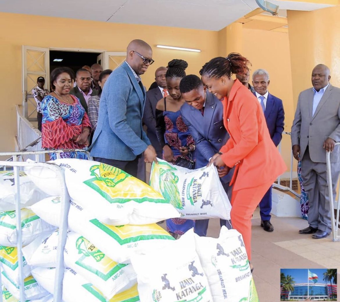lilanyota's tweet photo. Merci Excellence @JacquesKyabula pour votre soutien inconditionnel et  générosité envers les étudiants de l’ @uniluofficiel. 
Merci pour ces 4000 sacs de farine de maïs en signe de  soutien à ces #Kassapards dans leur parcours académique. https://t.co/eb2uJqgZoF