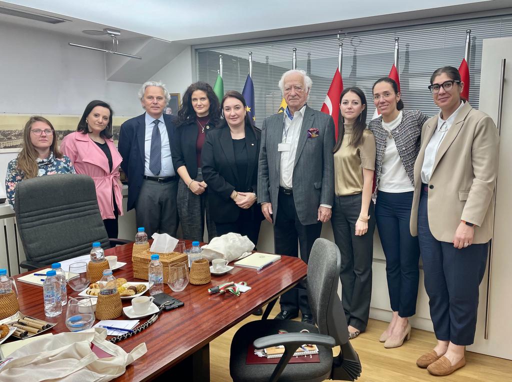 comitesistanbul's tweet photo. Abbiamo incontrato ieri il Pres. @ciimeurasiamed Kaslowski ed il suo team per esplorare potenziali punti di contatto. Ci riproponiamo di tenere la comunità informata sui temi inerenti il mondo del lavoro e della formazione nell'ottica della cooperazione tra Italia e Turchia. https://t.co/uHPE0H8Quw