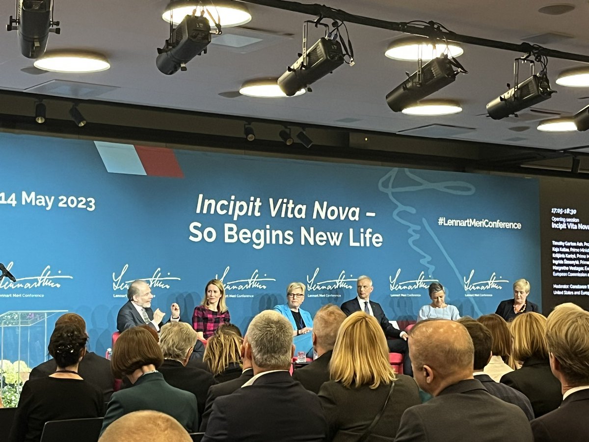 Always good to have a resident historian on stage! 💡Timothy Garton Ash reminding us that the war in 🇺🇦 also a step forward in achieving a Europe _whole_ and free. Both sides of Gulf of 🇫🇮 in both EU &amp; NATO for over a month now. 🤜🤛 At #LennartMeriConference by <a href="/ICDS_Tallinn/">ICDS Tallinn</a>
