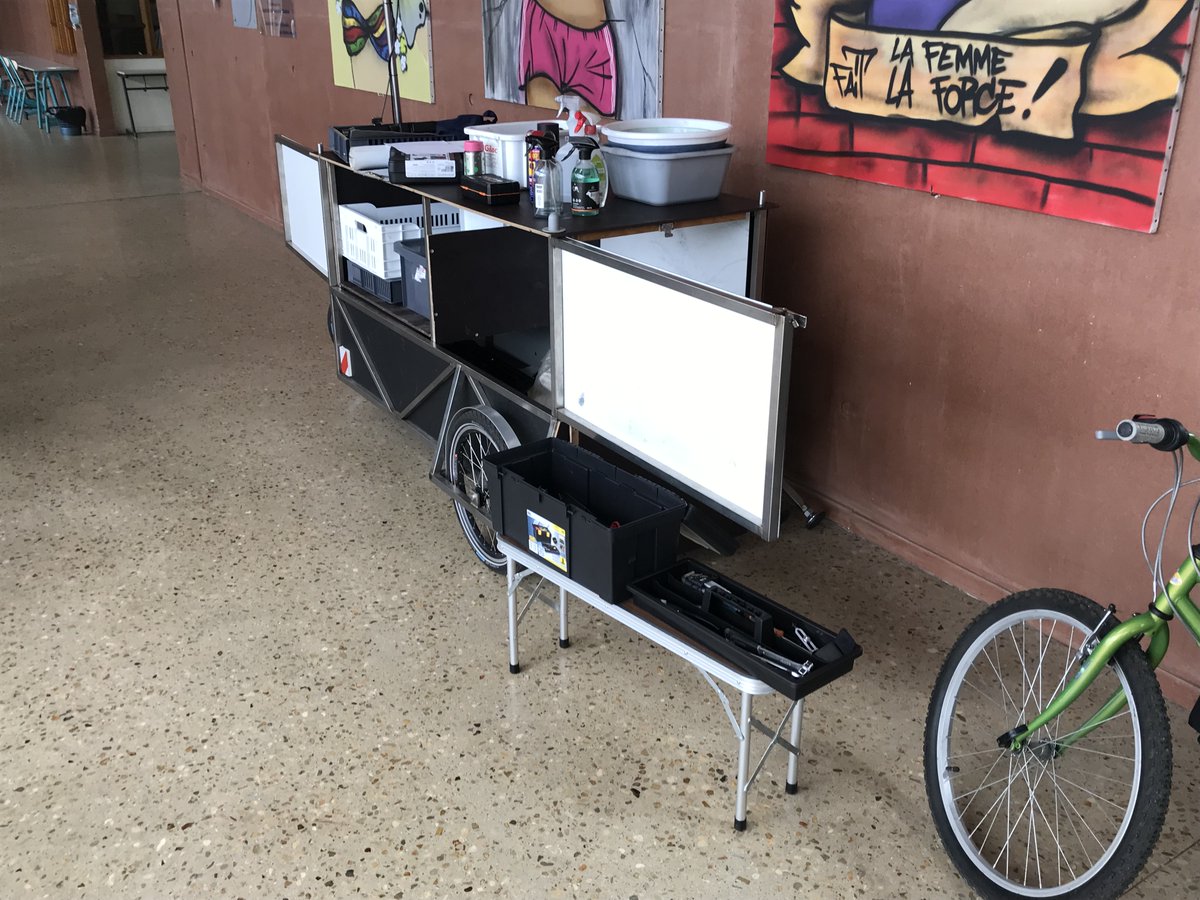 CollegeJV's tweet photo. "Mai à vélo" au @CollegeJV en partenariat avec l'atelier Cyclo Couro, Vélotaf Grand Poitiers @VelotafGP et @Grand_Poitiers Vérification des organes de sécurité des vélos des élèves et prévention. Projet porté par Mme Kays et Mme Chamand 🙏à elles ! @acpoitiers @DSDEN86 @mai_velo https://t.co/EJ1gTFB3ay