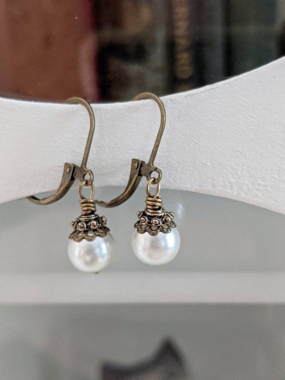 PapillionEra's tweet image. Ivory Pearl Earrings, Vintage Inspired Jewelry, etsy.me/3xGKzli #bridalearrings #weddingearrings #vintagejewelry #ivorypearlearrings @etsymktgtool