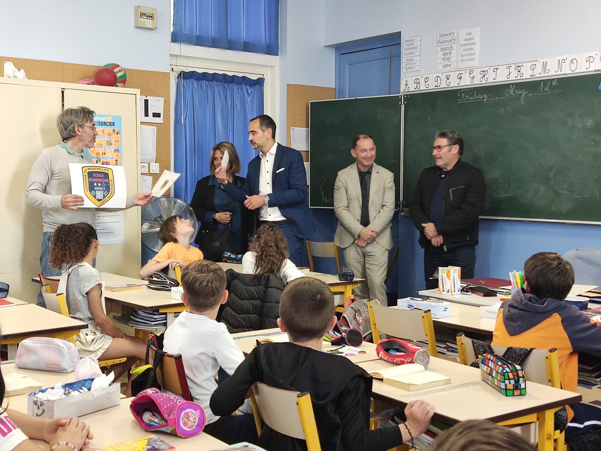 Circo_Agly_66's tweet photo. Remise officielle des labels numériques aux écoles élémentaires de Rivesaltes, en présence  des directeurs et directrices d'écoles,  de Sacha Gonzalez, IEN en charge du Numérique, Eric saque, IEN de Circonscription Aly, et des représentants de la  municipalité. https://t.co/dFZElO4FDN
