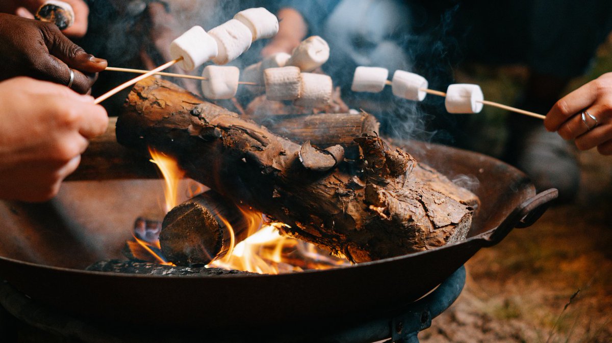 georginafire's tweet photo. A recreational fire does not require a permit. But the fire can be no larger than 2ft x 2ft and must be 23ft away from all combustibles including fence lines, tree lines and structures. For more info, visit https://t.co/huPrGPJb8z #FireSafety #FirePitFun https://t.co/Zm9Ce9PKkK